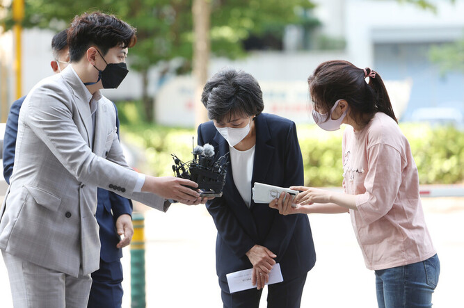 사회부총리 겸 교육부 장관으로 지명된 박순애 서울대 행정대학원 교수가 지난달 27일 여의도에 마련된 인사청문회 준비 사무실로 출근하며 카메라를 향해 인사하고 있다. 연합뉴스