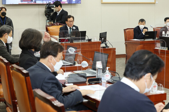 21일 국회에서 열린 교육위원회 전체회의에서 유기홍 위원장이 회의를 주재하고 있다. 연합뉴스