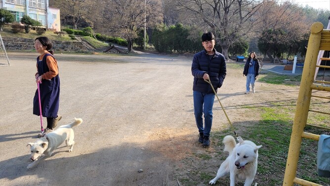 사랑어린마을학교 학생들이 학교에서 기르는 반려견들을 산책시키고 있다. 사진 조현 종교전문기자