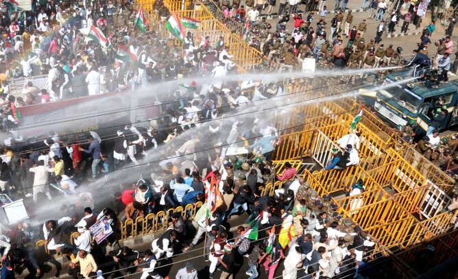 23일(현지시각) 인도 보팔의 라즈 바완에서 새 농업법 도입에 반대하는 시위대에 경찰이 물대포를 쏘고 있다. 보팔/EPA 연합뉴스