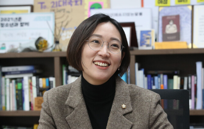 장혜영 정의당 의원이 18일 오후 국회 의원회관에서 <한겨레>와 인터뷰를 하고 있다. 김경호 선임기자 jijae@hani.co.kr