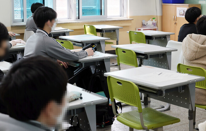 지난 3월 서울의 한 중학교 교실에서 코로나19 확진으로 재택치료 및 가정학습 중인 학생들의 빈자리가 보이고 있다. 연합뉴스