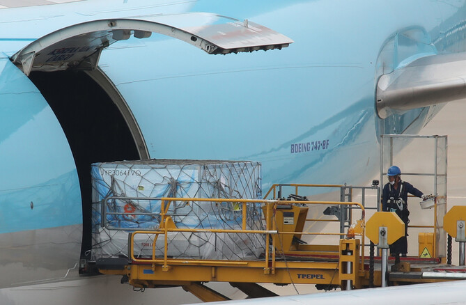 6일 오후 영종도 인천국제공항 화물터미널에서 관계자들이 모더나 사의 백신 255만2천회분을 옮기고 있다. 연합뉴스