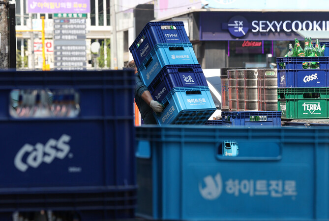 지난 4월 서울 시내 한 식당가에서 주류 업자가 주류 상자를 옮기고 있다. 연합뉴스