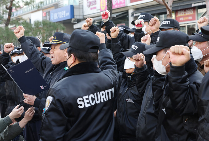 관리자의 '갑질'을 폭로하는 내용의 유서를 남기고 극단적 선택을 한 경비원이 일했던 강남구 대치동 아파트 앞에서 20일 동료 경비원들이 관리자 퇴진을 요구하는 집회를 벌이고 있다. 연합뉴스