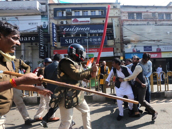 23일(현지시각) 인도 보팔의 라즈 바완에서 열린 새 농업법 도입 반대 시위에서 경찰이 시위대에게 몽둥이를 휘두르고 있다. 보팔/EPA 연합뉴스