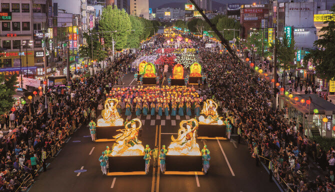 부처님 오신 날을 맞아 주악비천상과 장엄등 조형물이 서울 도심 거리를 행진하는 모습. 문화재청 제공