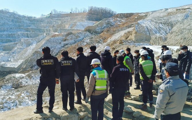 지난 3일 경기 양주시 삼표산업 채석장 붕괴·매몰사고 현장에서 경찰 등 유관기관 관계자들이 합동 감식을 하고 있다. 연합뉴스