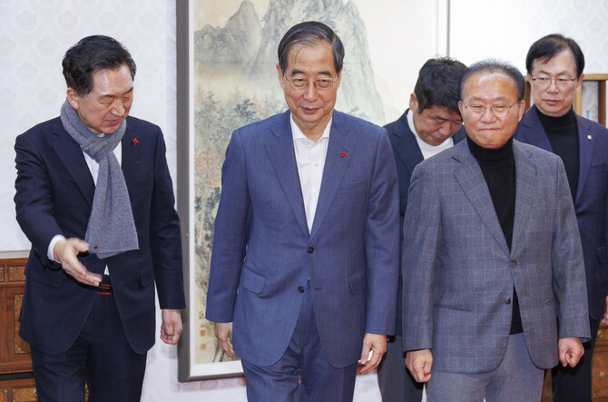 한덕수 국무총리(가운데)와 국민의힘 김기현 대표(왼쪽), 윤재옥 원내대표가 3일 오후 서울 종로구 삼청동 총리공관에서 열린 고위당정협의회에서 기념사진을 찍은 뒤 회의실로 입장하고 있다. 연합뉴스