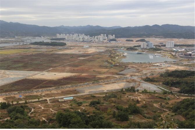 전월산에서 바라본 세종시 풍경. 도시 만들기는 현재 진행 중이다.