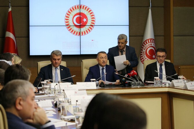 튀르키예 의회 외교위원회가 26일 앙카라 의회에서 열리고 있다. 가운데 앉아 있는 이가 푸아트 옥타이 외교위원장. AFP 연합뉴스