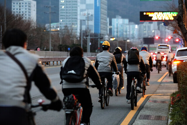 한화오션(옛 대우조선해양)의 거제 옥포조선소에서 노동자들이 퇴근하는 모습. 한겨레 자료사진