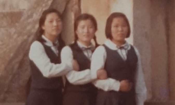1979년 4월 전남여상(당시 춘태여상) 2학년에 재학 중이던 고 박금희(맨 왼쪽)양과 친구 문순애(가운데)양. 문순애씨 제공