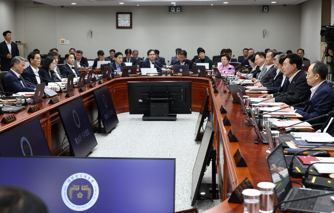 윤석열 대통령이 29일 서울 용산 대통령실 청사에서 열린 국무회의에서 발언하고 있다. 이날 정부는 2024년치 예산안을 의결했다. 연합뉴스