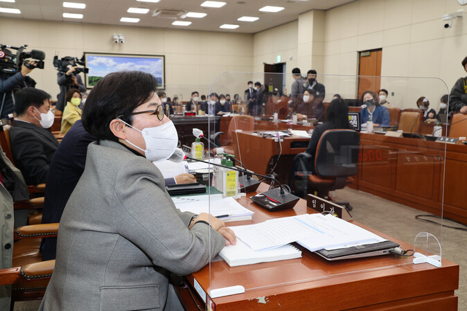 국회 환경노동위원회 여당 간사인 임이자 의원이 26일 오후 국회에서 열린 환노위 고용노동법안심사소위원회에서 더불어민주당 이수진 의원의 발언에 반박하고 있다. 연합뉴스