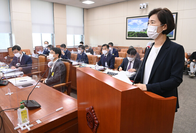 박성희 고용노동부 기획조정실장이 12일 오전 서울 여의도 국회에서 열린 환경노동위원회 국정감사에서 의원 질의에 답변하고 있다. 연합뉴스