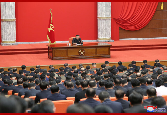 지난달 10일 김정은 노동당 총비서가 당 중앙위 본부회의실에서 당 제8기 제1차 전원회의를 주재하고 있다.