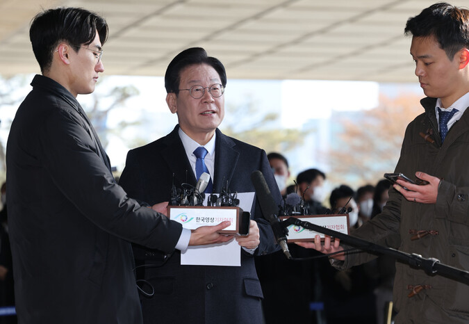 이재명 더불어민주당 대표가 28일 오전 서울 서초구 서울중앙지검에 대장동 의혹과 관련해 검찰에 출두하고 있다. 연합뉴스