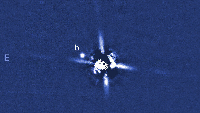 스바루 망원경으로 발견한 황소자리의 행성 '2M0437b'. 네 방향으로 난 빛줄기는 망원경의 반사 빛이다. 왼쪽의 흰 물체는 이 천체의 위성일 수 있다고 연구진은 밝혔다. 하와이천문학연구소 제공