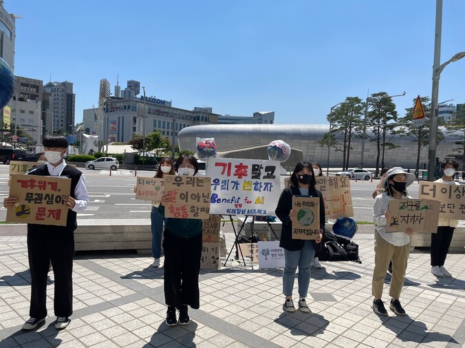 30일 오전 11시 미래경영청년네트워크 소속 청년과 청소년들이 서울 동대문디자인플라자(DDP) 맞은편 두산타워 앞에서 정부의 적극적인 기후위기 대응을 촉구하는 시위를 벌이고 있다. 김민제 기자 summer@hani.co.kr