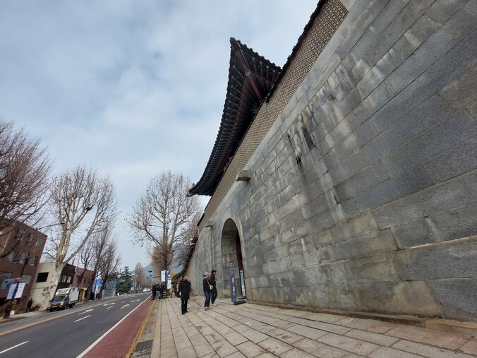 4일 복구공사를 마무리하면서 가림막을 걷고 공개된 경복궁 서쪽 영추문 육축. 낙서 흔적은 대부분 말끔하게 지워졌다.