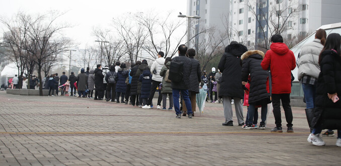 15일 0시 기준 코로나19 신규 확진자 수가 7850명을 기록하는 등 코로나19 확산세가 좀처럼 잡히지 않는 가운데 이날 오전 서울 마포구 코로나19 서강대역사 광장 임시선별검사소에서 검사를 받으려는 시민들이 줄 서 있다. 김혜윤 기자 unique@hani.co.kr