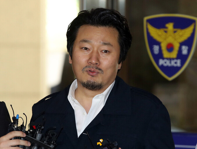 다큐멘터리 영화 &lt;김광석&gt;을 연출한 이상호 기자가 2017년 9월28일 오후 가수 고 김광석씨 외동딸 서연 양 사망사건 등의 재수사와 관련해 참고인 신분으로 조사받기 위해 서울지방경찰청으로 들어서며 취재진 질문을 받고 있다. 연합뉴스
