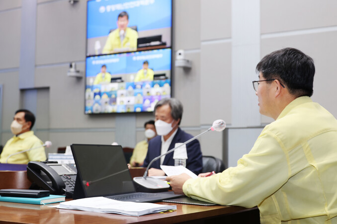 이기일 중앙재난안전대책본부(중대본) 1총괄조정관(보건복지부 2차관)이 3일 오전 정부서울청사 중앙재난안전상황실 서울상황센터에서 열린 코로나19 대응 중대본 회의를 주재하고 있다. 연합뉴스