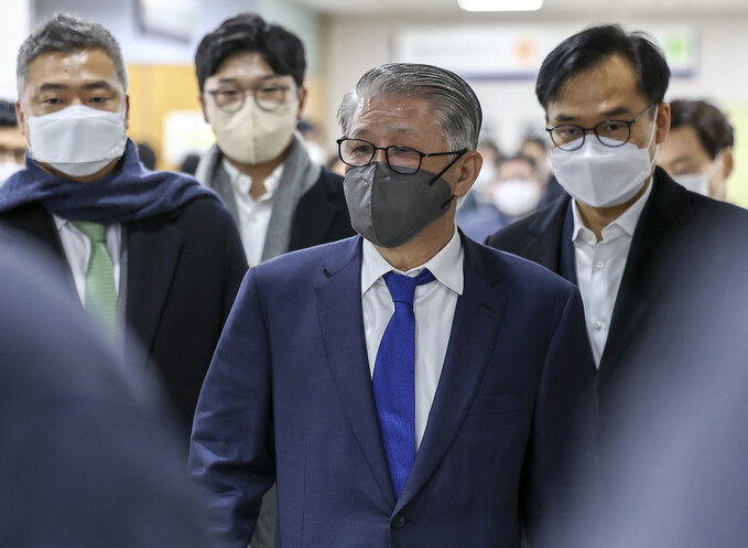 2천억대 횡령·배임 혐의로 기소된 최신원 전 SK네트웍스 회장(가운데)이 27일 오후 서초구 서울중앙지법에서 열리는 1심 선고공판에 출석하고 있다. 연합뉴스