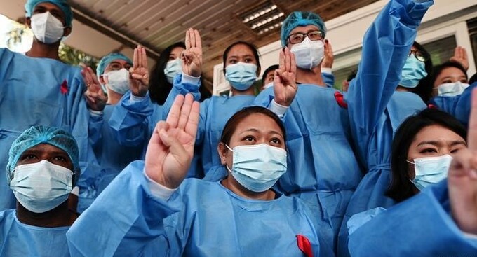 지난 2월 미얀마 양곤에서 군부 쿠데타에 반대하는 의료진들이 저항을 뜻하는 세 손가락 경례를 하고 있다. 로이터 연합뉴스