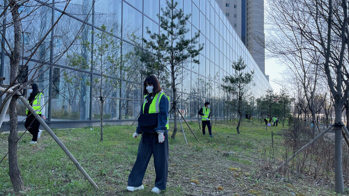 지난 4월2일 광주시 광산구 쌍암동 힐스테이트리버파크 투명 방음벽 아래에서 시민들이 현장 답사를 하고 있다. 유휘경 제공