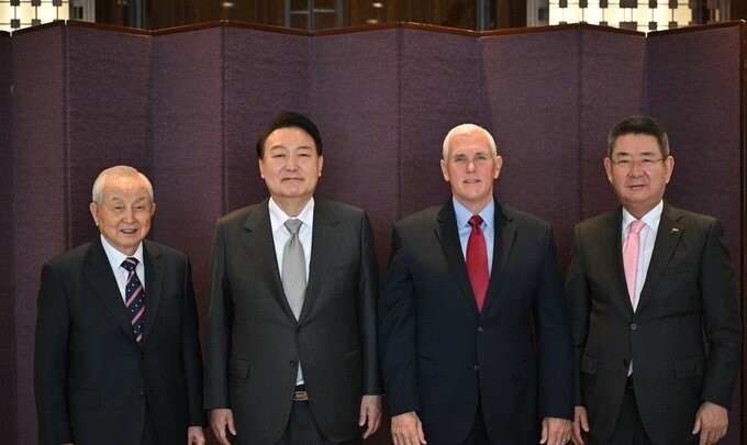 윤석열 대통령 당선자가 지난 25일 방한 중인 마이크 펜스 전 미국 부통령을 만났다. 펜스 전 대통령 트위터 윤석열 대통령 당선자가 지난 25일 방한 중인 마이크 펜스 전 미국 부통령을 만났다. 펜스 전 대통령 트위터
