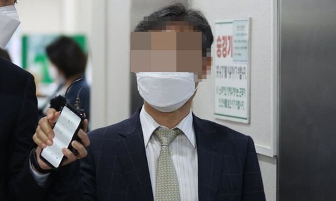 윤규근 총경이 지난 5월 서초구 서울고등법원에서 열린 항소심 선고 공판에 출석하기 위해 법정으로 향하고 있다. 연합뉴스