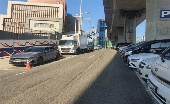 부산 사상구 공영주차장. 내리막길인데도 차가 굴러가는 것을 예방하는 고임목을 설치하지 않았다. 부산시 제공