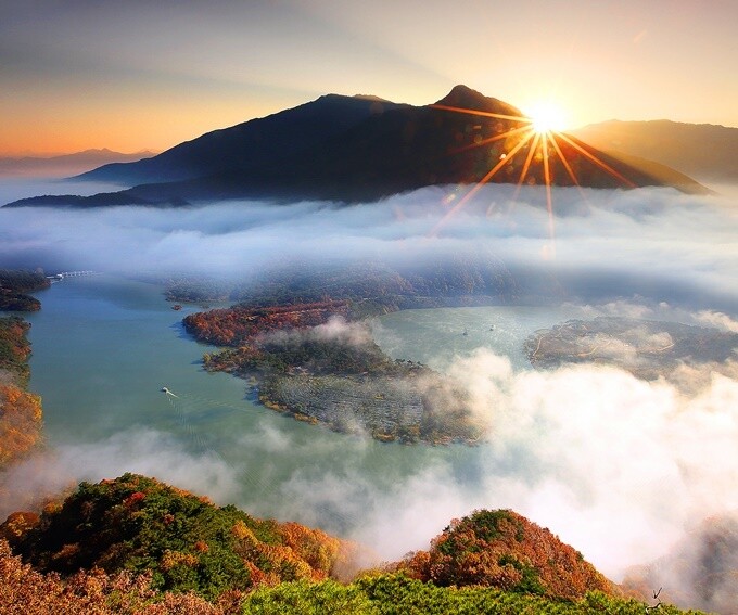 충북 괴산 산막이옛길의 천장봉 전망대에서 바라본 한반도 지형. 괴산군 제공