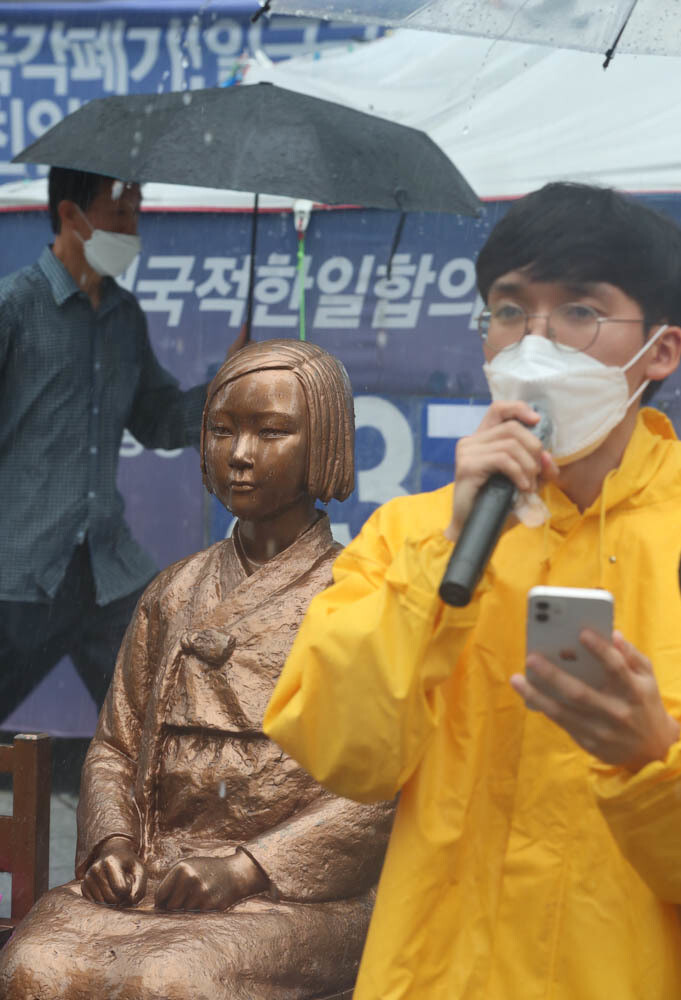 장맛비가 내린 29일 오후 서울 종로구 평화의 소녀상 앞에서 일본정부의 전쟁범죄 사죄와 배상 등을 요구하며 2374일째 농성 중인 반일행동 회원들이 나토 확장과 한미일 정상회담에 반대하는 입장을 밝히고 있다. 김정효 기자