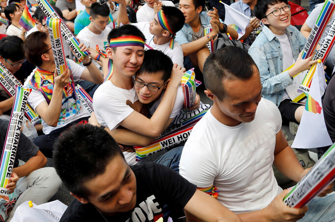 2017년 5월24일, 타이완의 사법원(대법원)이 아시아에서 최초로 동성커플이 합법적으로 결혼할 수 있는 권리를 가지고 있다는 판결을 내린 뒤, 지지자들이 모여 기뻐하고 있다. 타이페이/로이터 연합뉴스