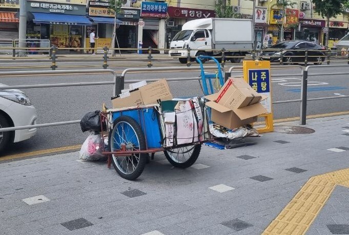 지난 1일 영등포역 인근에 놓여 있는 손수레. 한낮 불볕 더위에 손수레의 주인은 보이지 않는다. 박시은 교육연수생