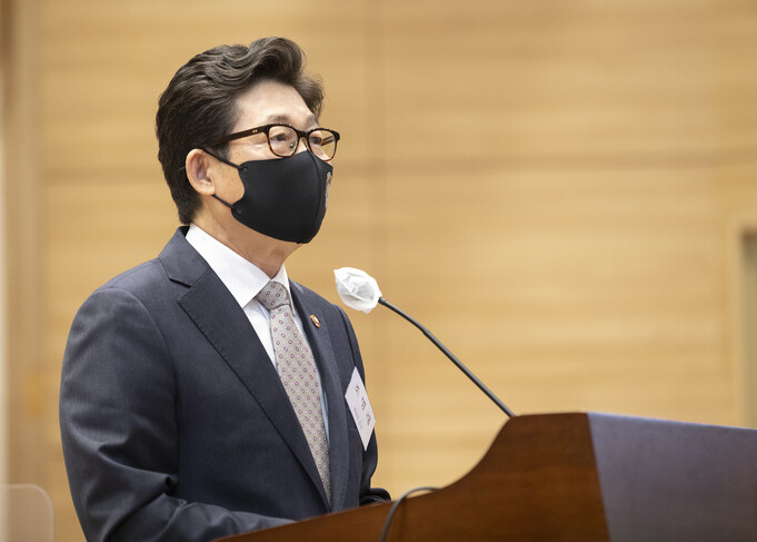 19일 오전 서울 여의도 국회의원회관에서 조명래 환경부 장관이 환경부와 국회기후변화포럼이 공동 주최한 ‘2050 장기저탄소발전전략 공청회’에 참석해 ‘2050 탄소중립’을 위한 정책방향을 설명하고 있다. 환경부 제공
