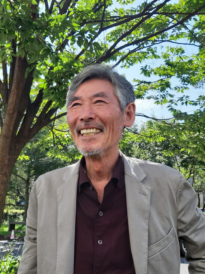 지난 8일 경기도 파주 출판단지에서 &lt;한겨레&gt;와 만나 담소하는 화가 강요배씨. 새로 출간한 그의 첫 산문집 &lt;풍경의 깊이&gt;에 대해 강 작가는 “글과 그림을 한데 모았지만, 그림에 대한 이야기라기보다는 내가 살아온 지난 60여년간의 삶과 사유의 행로를 기록한 것에 가깝다”고 말했다.