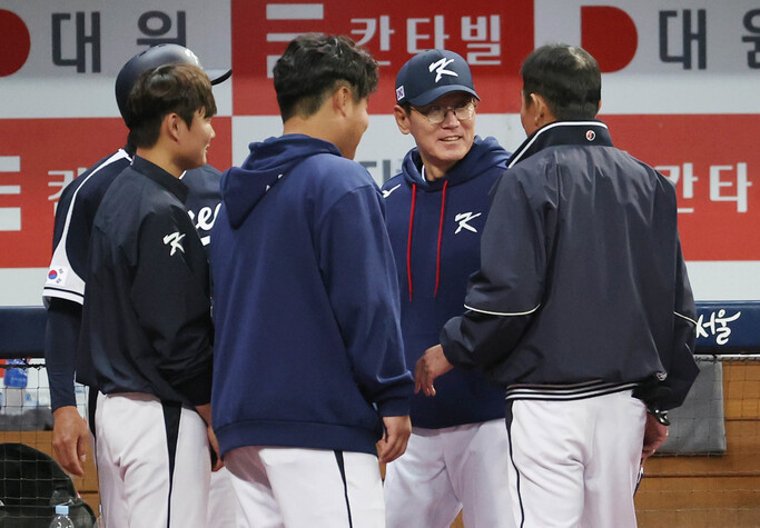 세계야구클래식(WBC)에 출전하는 한국 대표팀의 이강철 감독(안경쓴 이)이 3일 오후 서울 구로구 고척스카이돔에서 대표팀과 SSG 랜더스 퓨처스의 연습경기를 마친 뒤 선수들과 이야기하고 있다. 경기는 대표팀이 10대2로 이겼다. 연합뉴스