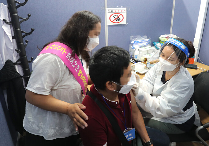 14일 오후 부산시민공원에 마련된 부산진구 코로나19 예방접종센터에서 외국인이 얀센 주사를 맞고 있다. 연합뉴스