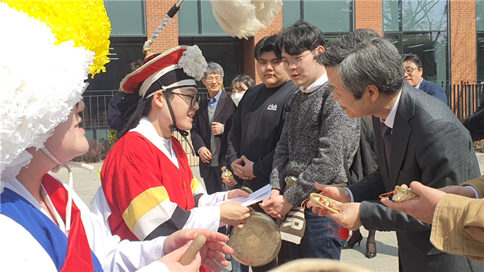 &nbsp; &nbsp; &nbsp; &nbsp; &nbsp; &nbsp; &nbsp; &nbsp; &nbsp; &nbsp; &nbsp; &nbsp; &nbsp; &nbsp; &nbsp; &nbsp; &nbsp; &nbsp; &nbsp; &nbsp;얼씨구(좌측)가 원용걸총장(우측)에게 소원지를 받는 모습. 서울시립대 제공