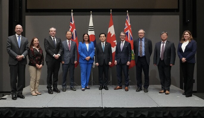 이창양 산업통상자원부 장관(왼쪽 여섯번째)은 22일 캐나다 토론토에서 개최한 양국 기업간 핵심광물 공급망 협력 업무협약 서명식에 참석했다. 엘지에너지솔루션 제공