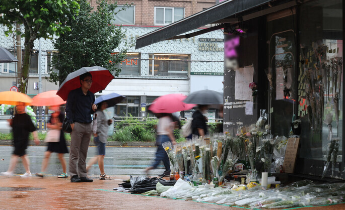 지난달 23일 오전, 서울 관악구 ‘신림동 흉기난동 사건’ 현장을 찾은 한 시민이 희생자를 추모하고 있다. 백소아 기자 thanks@hani.co.kr