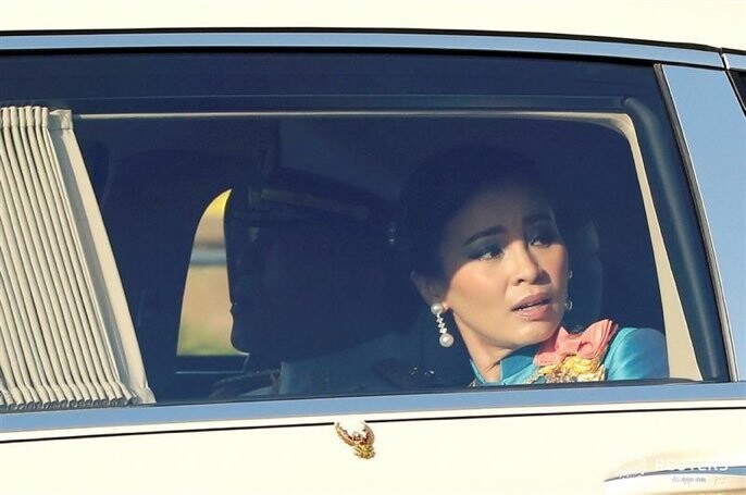 타이 누리꾼들은 14일 마하 와치랄롱꼰 타이 국왕(왼쪽)과 함께 행사 참석차 차를 타고 이동하던 수티다 왕비가 세 손가락을 든 시위대를 살펴보고 있는 모습이라며 트위터에 사진을 올렸다. 트위터(@konneehere) 갈무리
