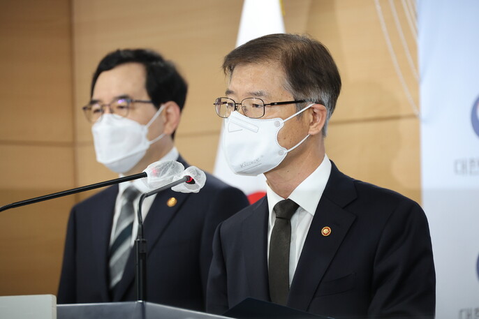 이정식 고용노동부 장관(오른쪽)과 이창양 산업통상자원부 장관이 14일 오전 정부서울청사 브리핑실에서 ‘대우조선 사내하청 노조 파업 장기화에 따른 입장’을 발표하고 있다. 연합뉴스