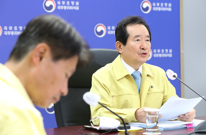 정세균 국무총리가 8일 오전 세종시 정부세종청사 위기관리종합상황실에서 열린 신종 코로나바이러스 감염증(코로나19) 대응 중앙재난안전대책본부 회의에서 발언하고 있다. 연합뉴스 정세균 국무총리가 8일 오전 세종시 정부세종청사 위기관리종합상황실에서 열린 신종 코로나바이러스 감염증(코로나19) 대응 중앙재난안전대책본부 회의에서 발언하고 있다. 연합뉴스