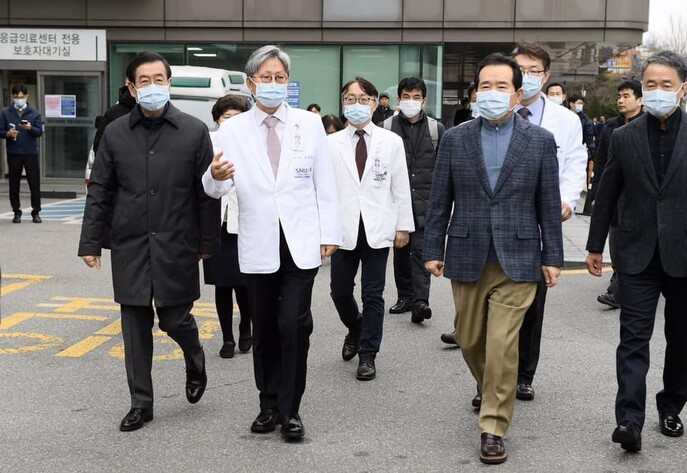 박원순 서울시장(왼쪽)이 27일 서울 동작구 시립 보라매병원을 정세균 국무총리(오른쪽)과 함께 점검하고 있다.