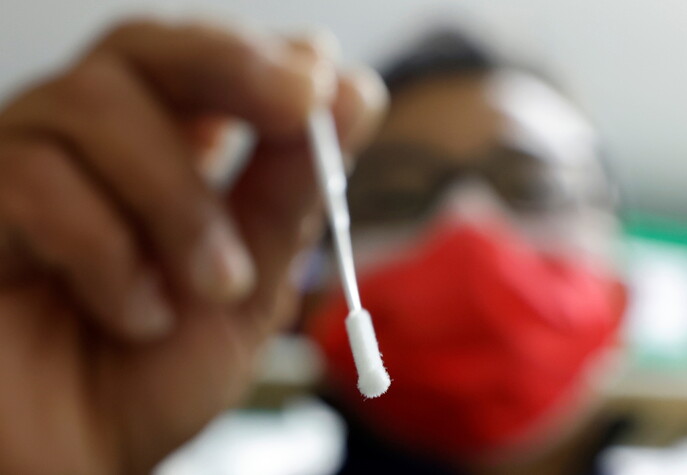 한 의료진이 코로나19 검사를 위해 진단키트를 들고 있다. 로이터 연합뉴스